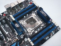 037-intel-sandy-bridge-e-dx79si-foto-slot-ddr3