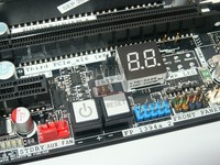 042-intel-sandy-bridge-e-dx79si-foto-connessioni-supplementario-tasti-power-reset-debug-display