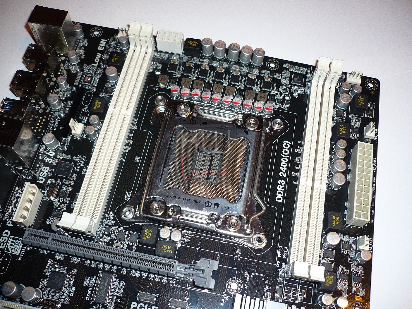 018-ECS-X79R-AX-DELUXE-foto-slot-ddr3-quad-channel