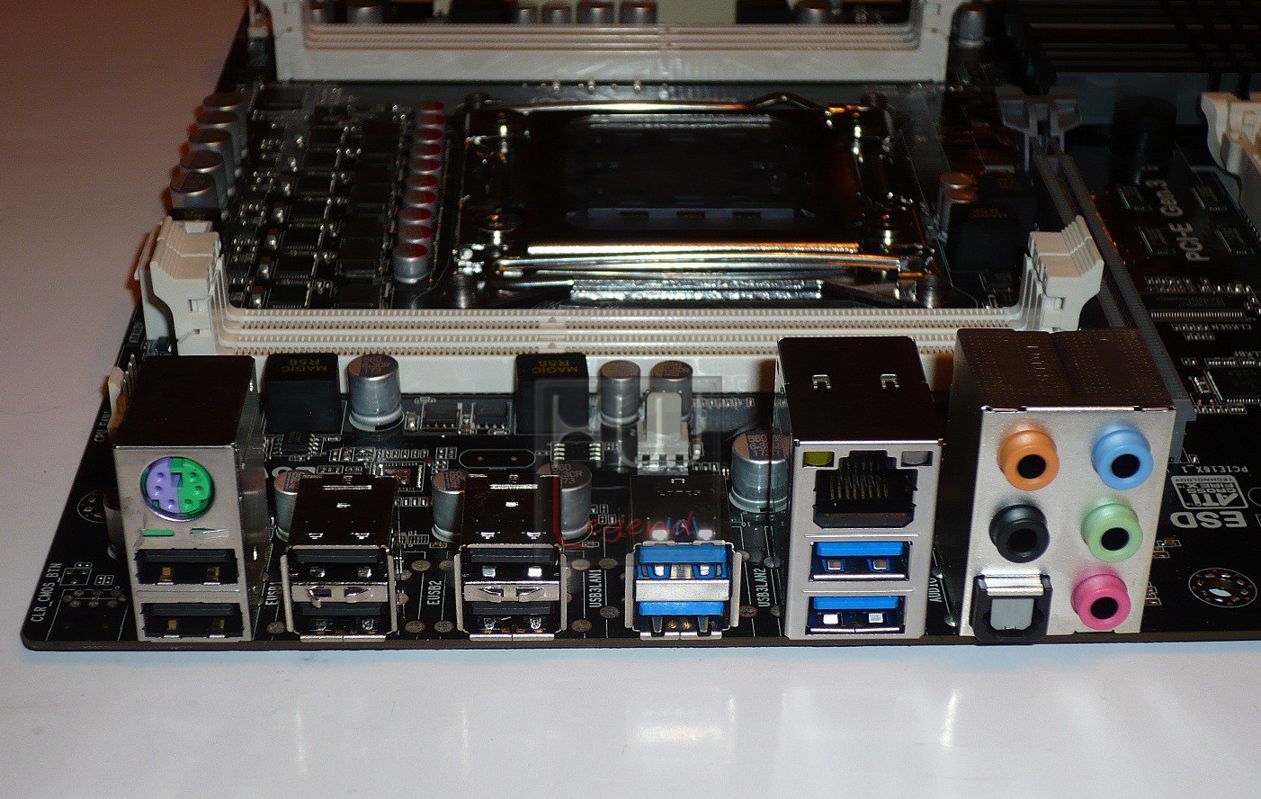 032-ECS-X79R-AX-DELUXE-foto-pannello-io_ok