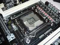 014-ECS-X79R-AX-DELUXE-foto-zona-socket