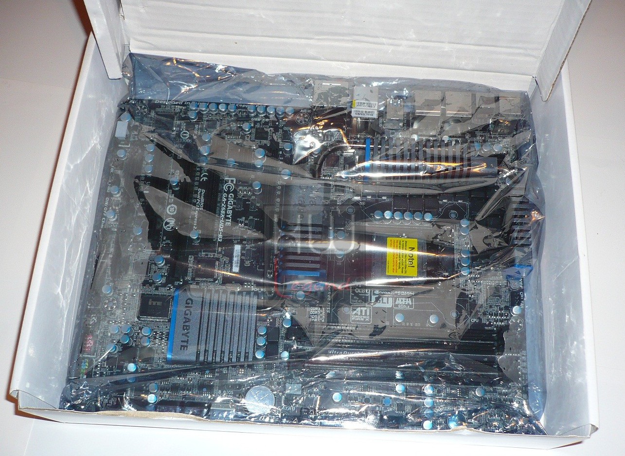 014-gigabyte-z68x-ud5-foto-confezione-scheda-imbustata