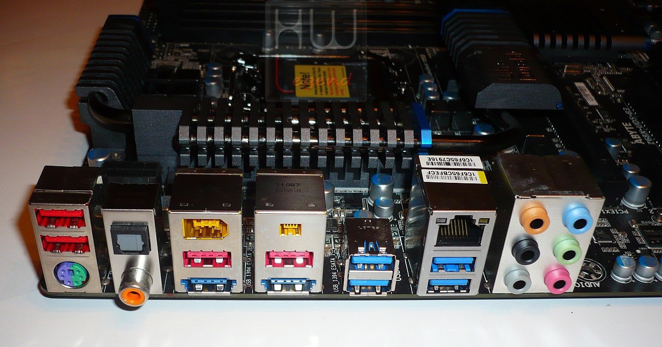 034-gigabyte-z68x-ud5-foto-scheda-pannello-IO