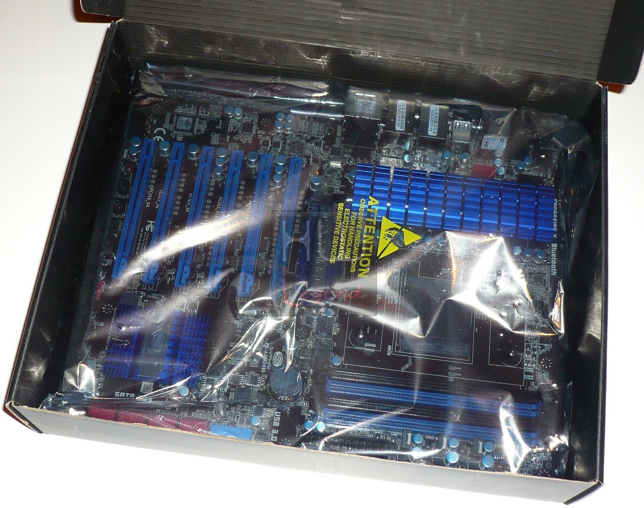 014-sapphire-pure-black-990fx-foto-confezione-contenuto-2