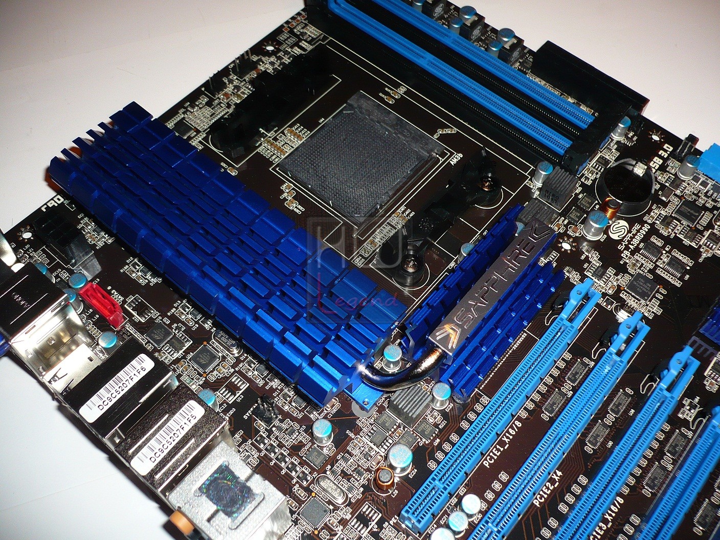 022-sapphire-pure-black-990fx-foto-scheda-dissipatore-circuiteria-chipset-1