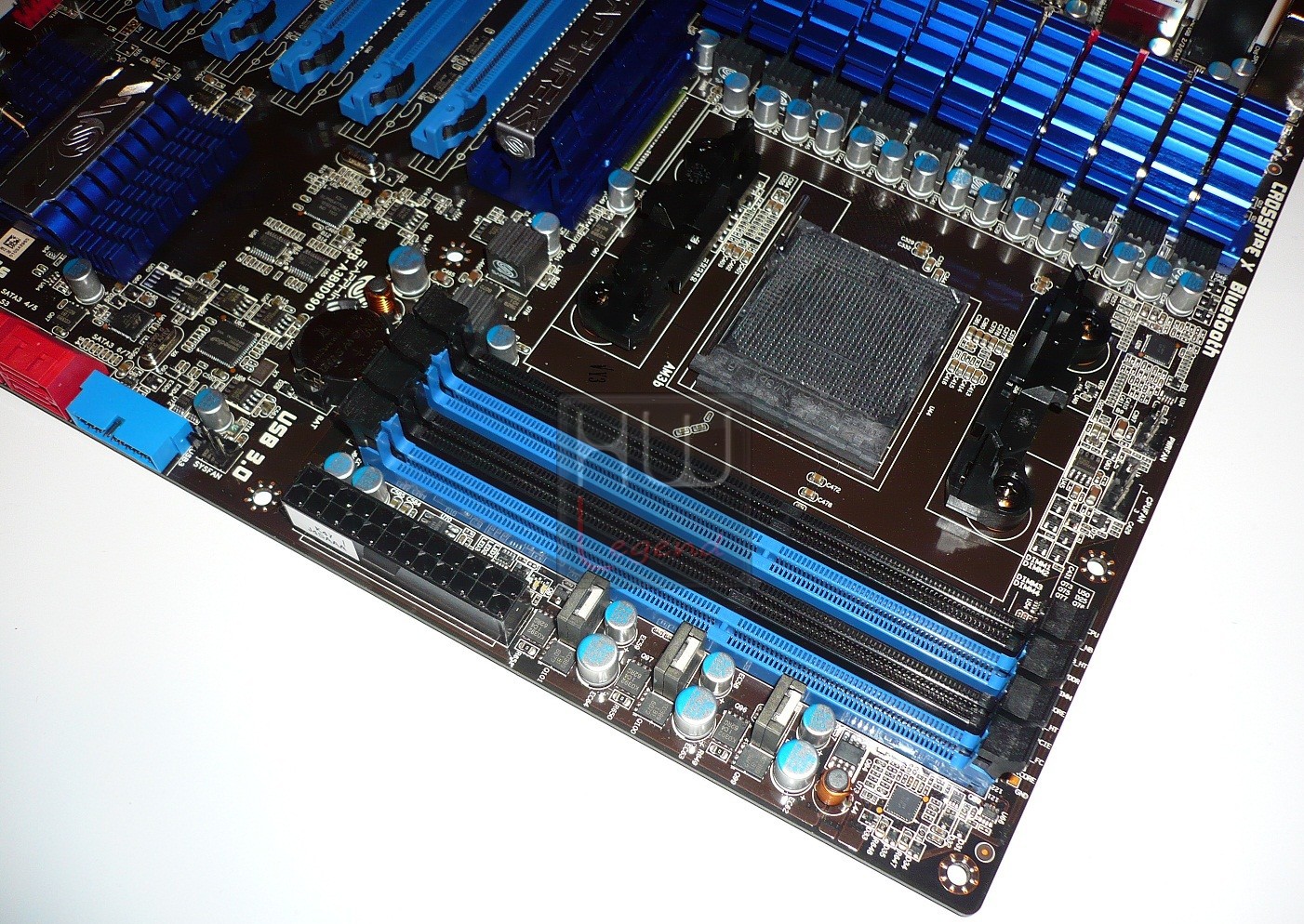 025-sapphire-pure-black-990fx-foto-scheda-slot-ddr3