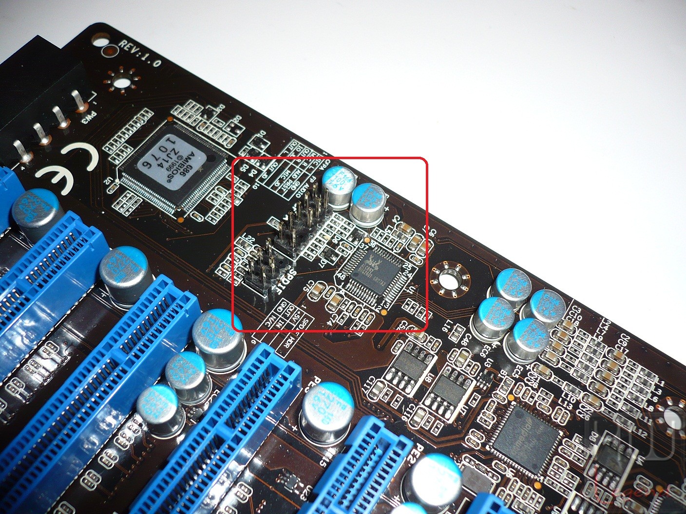 036-sapphire-pure-black-990fx-foto-scheda-chip-audio