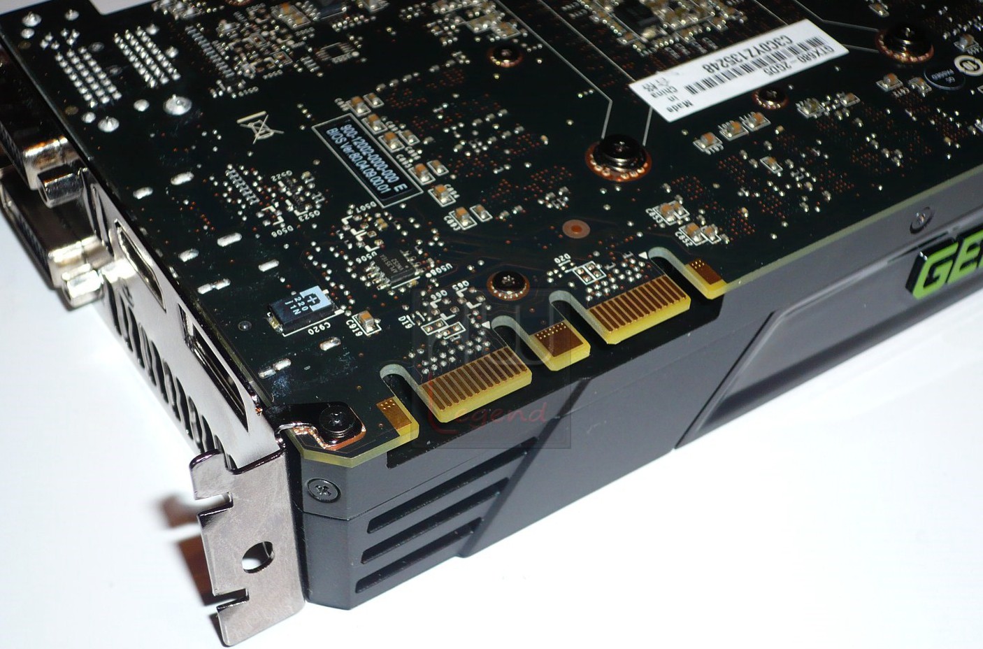 064-asus-geforce-gtx680-scheda-connettori-SLI