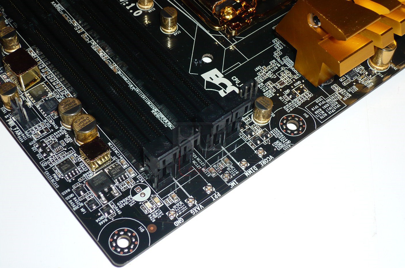 044-ecs-z77h2-a2x-foto-scheda-punti-lettura-voltaggi