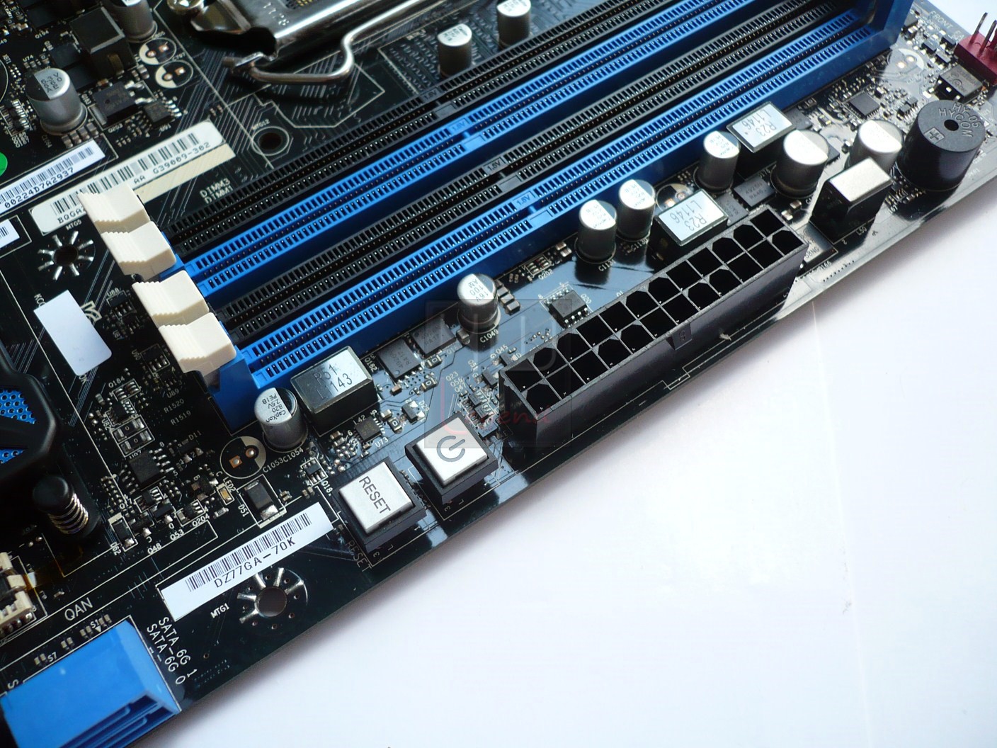 062-intel-ivy-bridge-3770k-mb-desktop-board-z77ga70k-foto-conn-atx-pulsanti-onboard