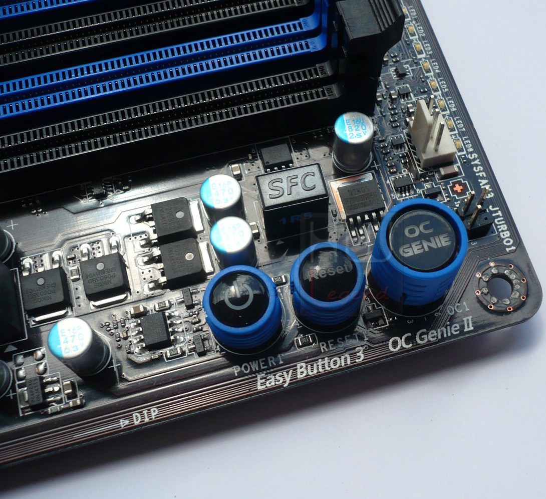 054-msi-z77a-gd65-foto-pulsanti-onboard