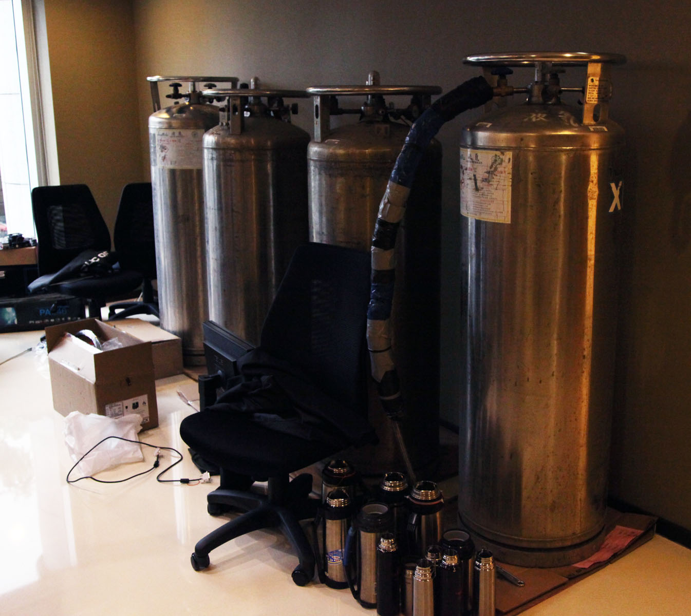 4-pots-of-LN2