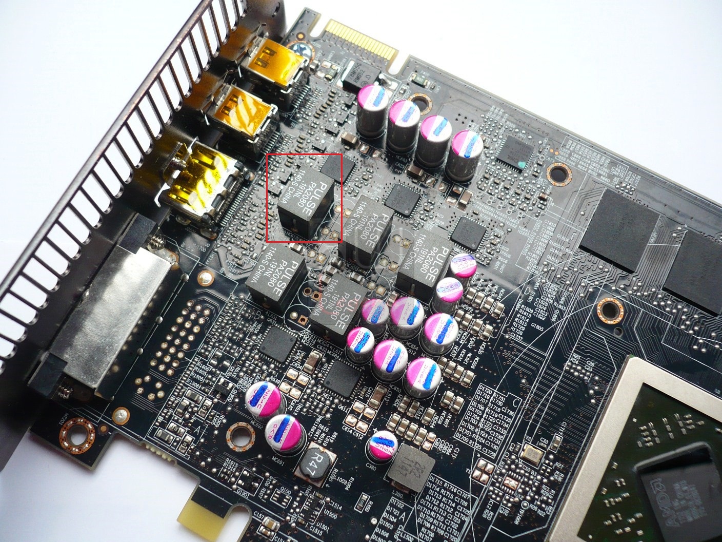052A-amd-hd7800-series-amd-foto-schede-amd-hd7870-particolare-circuiteria