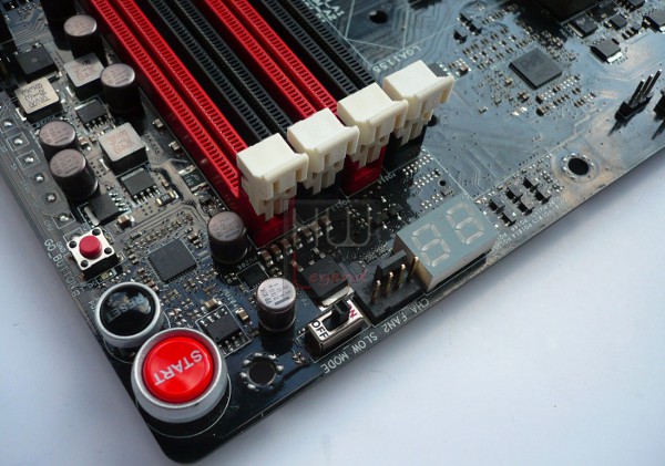 054-asus-maximus-v-formula-z77-foto-scheda-pulsanti-switch-1