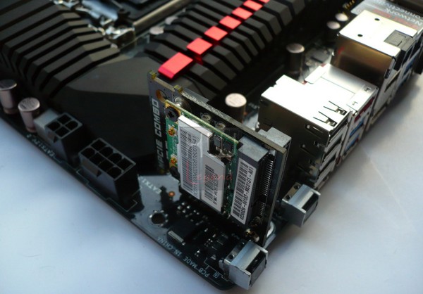 061-asus-maximus-v-formula-z77-foto-scheda-slot-espansione-mpcie-combo-scheda-inserita