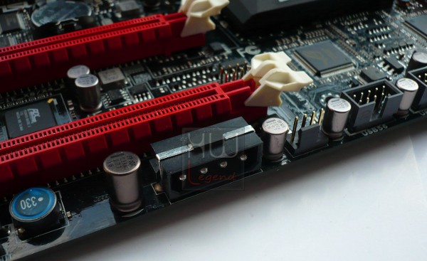 063-asus-maximus-v-formula-z77-foto-scheda-connettore-supp-pci-e