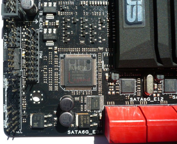 069-asus-maximus-v-formula-z77-foto-scheda-chip-hw-monitoring