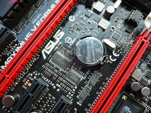 070-asus-maximus-v-formula-z77-foto-scheda-batteria-e-clock-generator