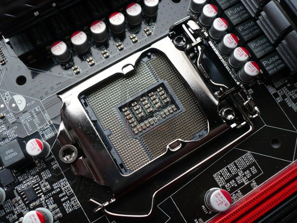 019-foxconn-rattler-p67-foto-scheda-zona-socket-meccanismo-fissaggio