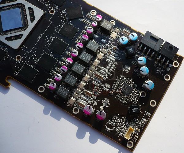 047-amd-hd7970-ghz-edition-foto-scheda-alimentazione