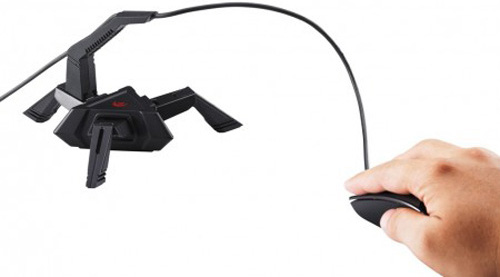 Cooler-Master-introduced-a-gaming-mouse-CM-Storm-Recon-and-holder-for-wire-Skorpion-nn