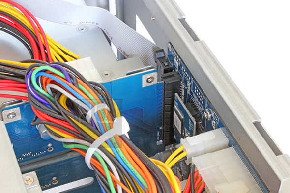 synology_ds2413p_nas_particolare_9_connessione_mb