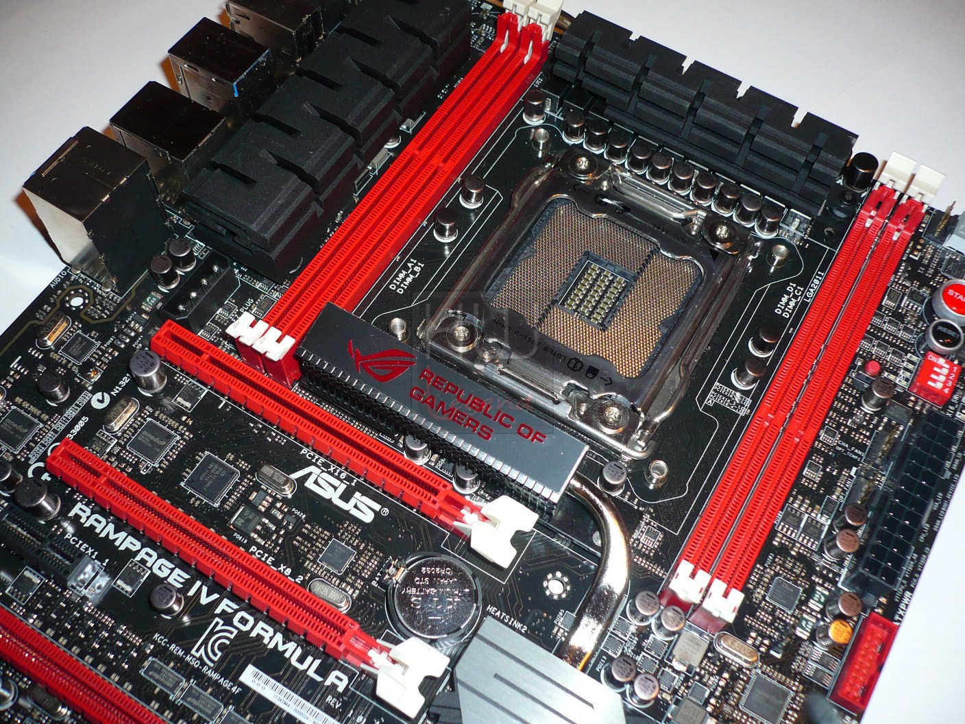 019-asus-rampage-iv-formula-x79-foto-scheda-zona-socket-1