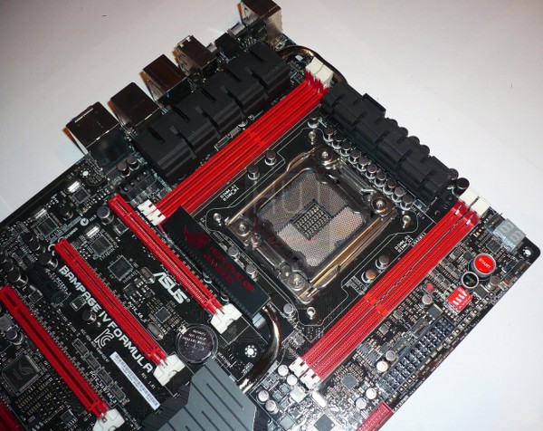 032-asus-rampage-iv-formula-x79-foto-scheda-slot-ddr3