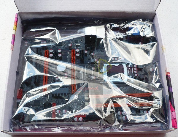 026-foxconn-z77a-s-confezione-scheda-imbustata
