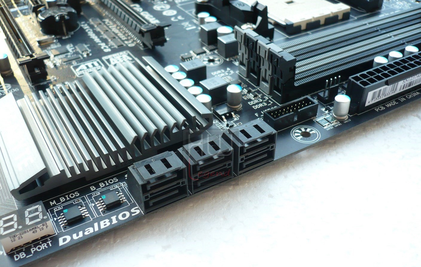 041-giga-f2a85x-up4-foto-scheda-porte-sata-1