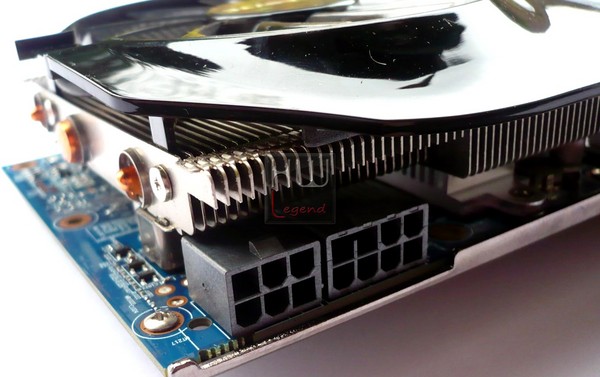 036a-gigabyte-r9-280x-windforce3x-foto-connettori-alimentazione