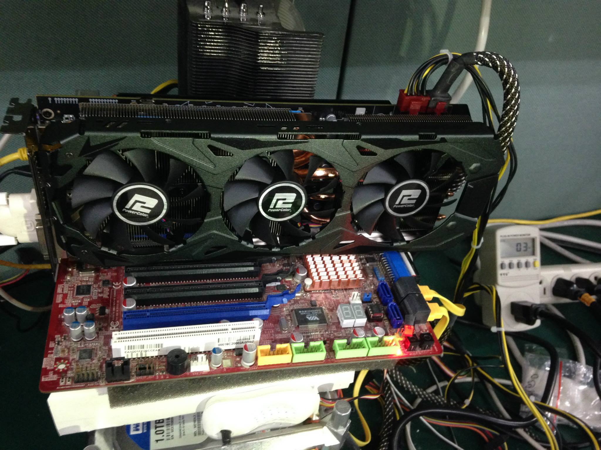 Перед установкой видеокарты. POWERCOLOR PCS r9 290. Видеокарта POWERCOLOR Radeon r9 290. R9 290 в ПК. Видеокарта радеон с тремя кулерами.