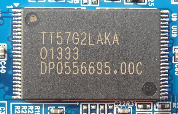 036-corsair-force-ls-ssd-240gb-foto-nand-flash