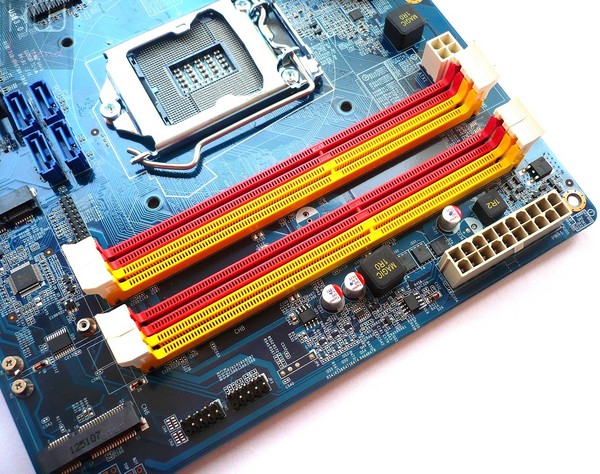 075a-shuttle-sh87r6-foto-minipc-scheda-madre-slot-ddr3