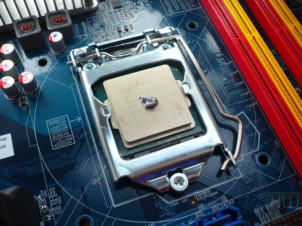 084-shuttle-sh87r6-foto-minipc-installazione-componenti-cpu-applicazione-pasta-termica