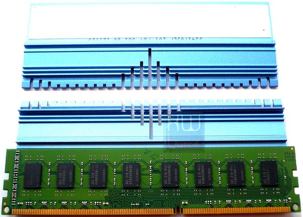 121-comparativa-ddr3-2400-8gb-kingston-foto-moduli-smontato