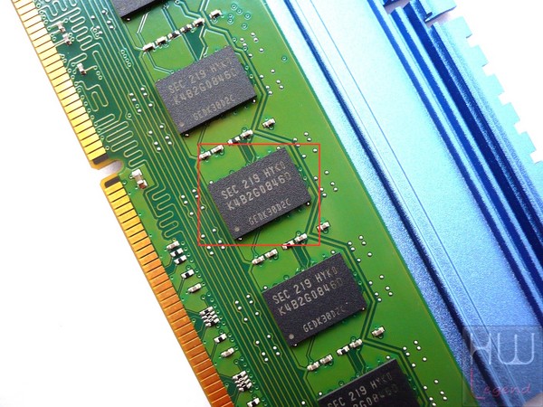 123-comparativa-ddr3-2400-8gb-kingston-foto-moduli-smontato-chip