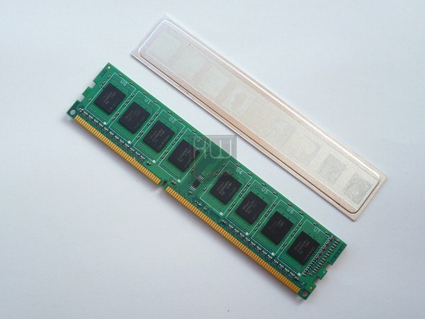 020-silicon-power-2400-8gb-foto-modulo-dissy-rimosso