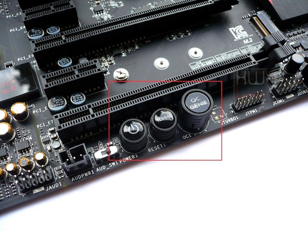 054-msi-z97-gaming7-foto-scheda-pulsanti-accensione-reset-ocgenie