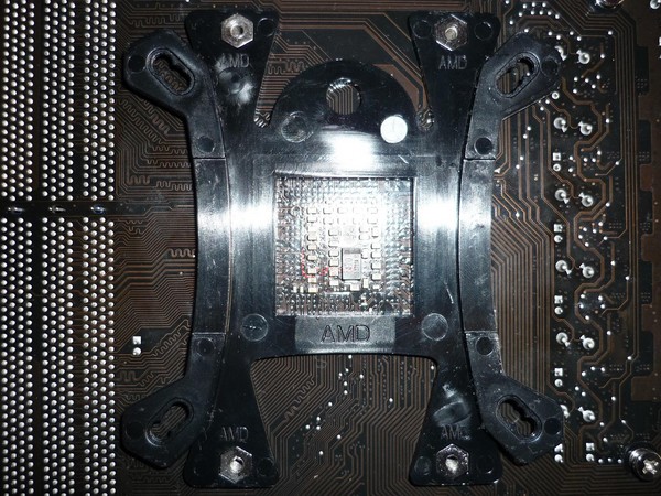 Backplate_su_scheda_madre
