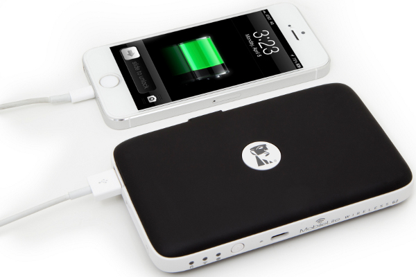 MobileLite_Wireless_G2_usage_image_MLWG2_iphone_charging_22_05_2014_19_29