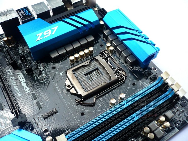 030-asrock-z97-extreme4-foto-scheda-zona-socket