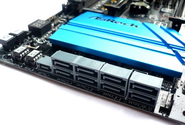 034-asrock-z97-extreme4-foto-scheda-porte-sata-sata-express