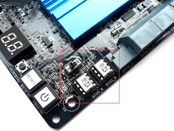037-asrock-z97-extreme4-foto-scheda-doppio-bios-switch-selezione
