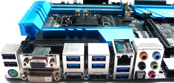 045-asrock-z97-extreme4-foto-scheda-pannello-posteriore-IO