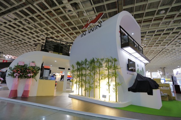 IN_WIN_-_Computex_2014_-_1