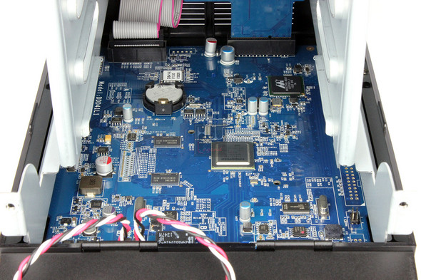 synology_ds414j_nas_interno_01