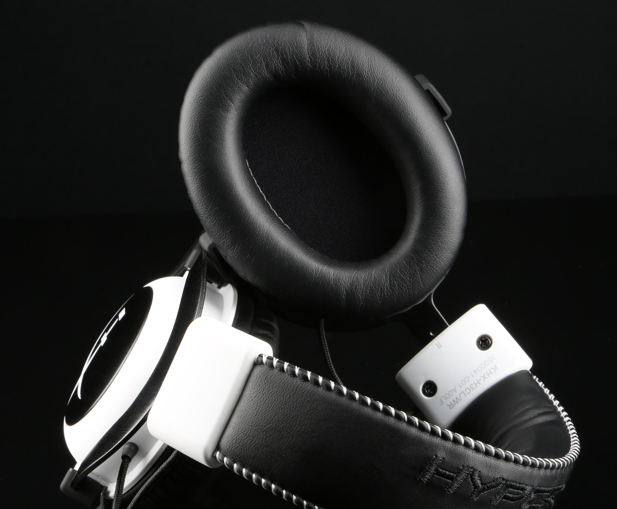 HyperX_Cloud__white_Cloud-headset-side_earcup2_03_07_2014_10_44