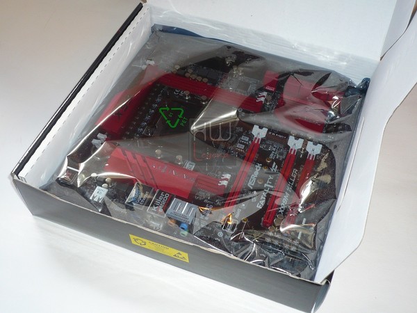 021a-intel-haswell-e-mainboard-asrock-foto-confezione-interno