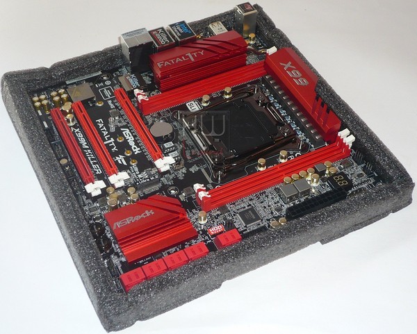 022a-intel-haswell-e-mainboard-asrock-foto-confezione-interno